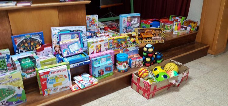 Cáritas Vinaròs repartió juguetes para 169 niños y lotes de comida para casi 500 personas