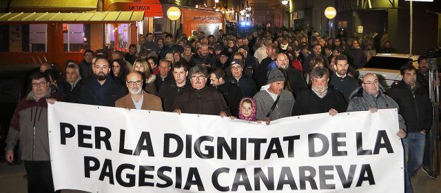Unes 500 persones es manifesten a Alcanar per la dignitat de la pagesia canareva