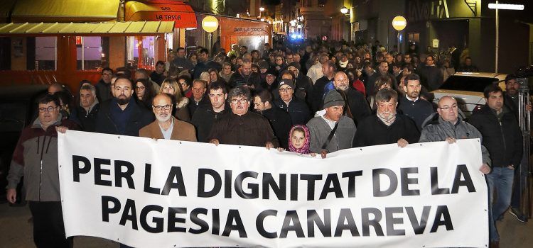Unes 500 persones es manifesten a Alcanar per la dignitat de la pagesia canareva