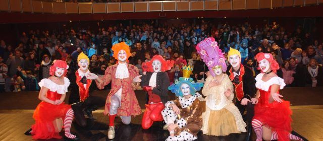 “El vestit POP de l´Emperador” ompli l’Orfeó d’Ulldecona