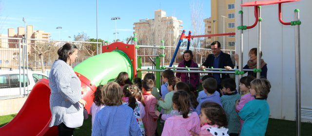 Peñíscola renueva el parque infantil ubicado en el recinto del colegio