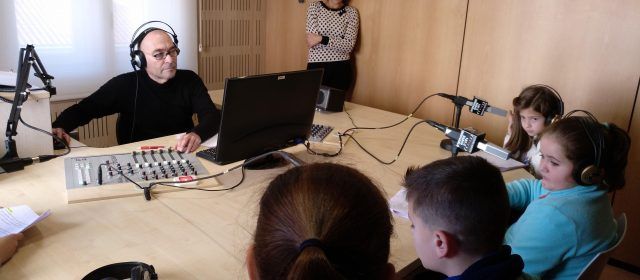 El projecte ‘L’escola fa ràdio’ arranca amb el primer programa a l’emissora municipal de Benicarló