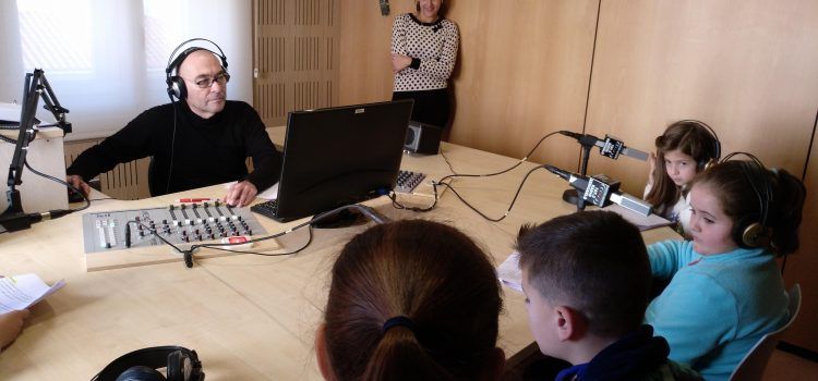 El projecte ‘L’escola fa ràdio’ arranca amb el primer programa a l’emissora municipal de Benicarló