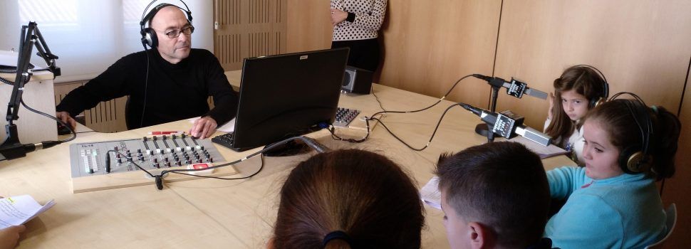 El projecte ‘L’escola fa ràdio’ arranca amb el primer programa a l’emissora municipal de Benicarló