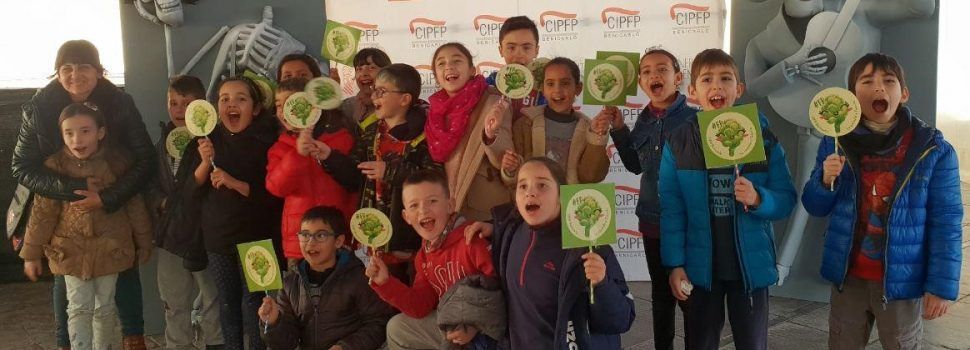 Alumnes del Marqués de Benicarló, en el taller de cuina de la Festa de la Carxofa
