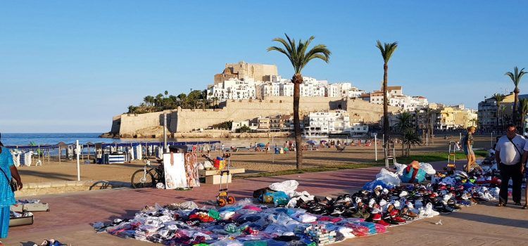 Peñiscola, preocupada ya por el top manta de la próxima temporada turística