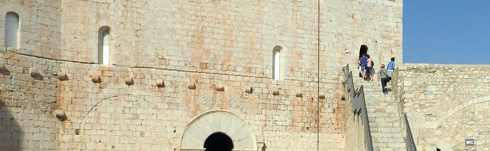 Ligera bajada de visitantes al castillo de Peñíscola durante el 2018