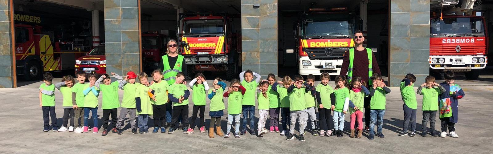 Els bombers de Benicarló ensenyen el seu parc a escolars de Vinaròs