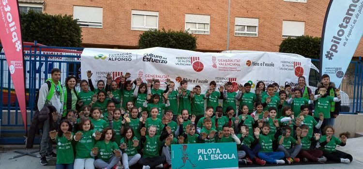 Escolars de cinc pobles practiquen pilota valenciana a Benicarló
