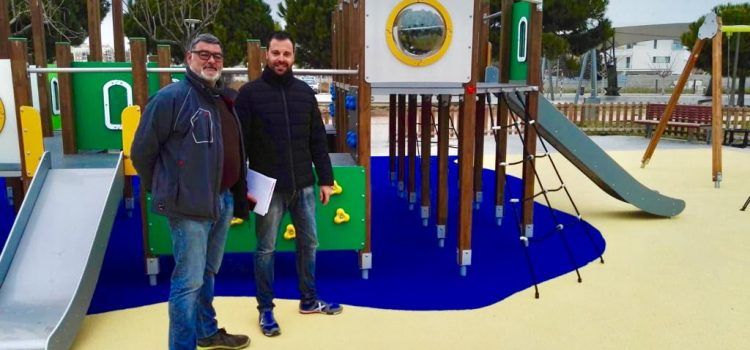 Obres i Serveis instal·la un nou parc infantil al passeig Fora del Forat de Vinaròs