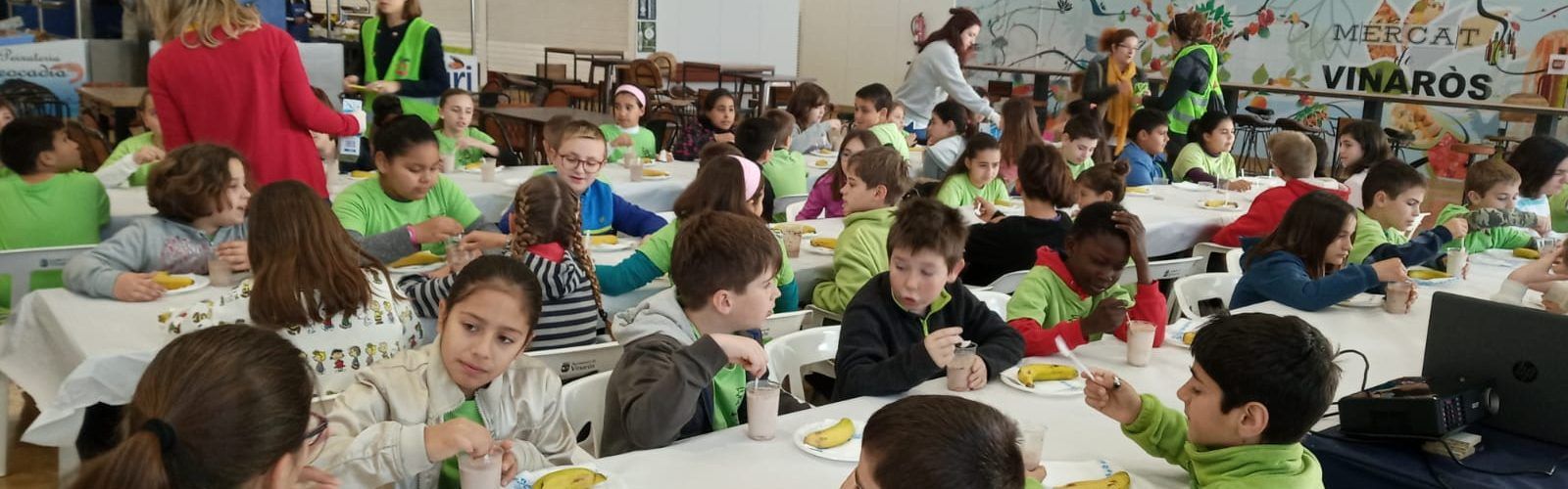 Els escolars de 4t esmorzen saludablement el mercat de Vinaròs