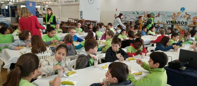 Els escolars de 4t esmorzen saludablement el mercat de Vinaròs