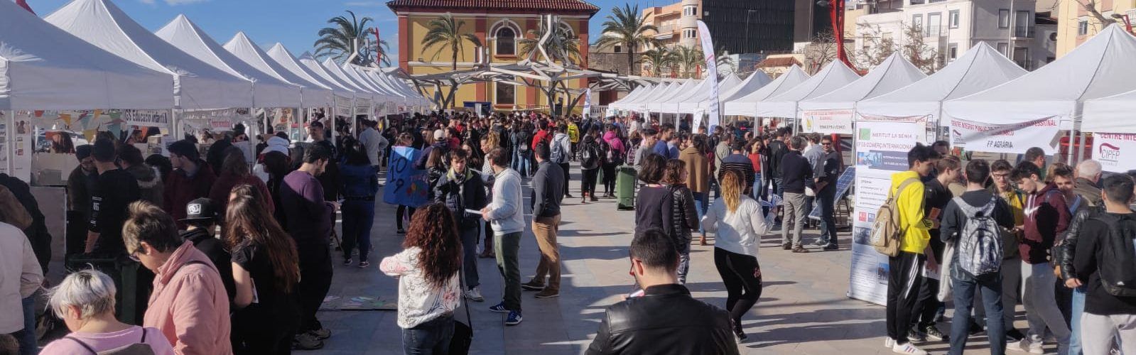 Centenars de veïns de la comarca s’apropen a Vinaròs fins a la 14a Fira de l’Oferta Formativa