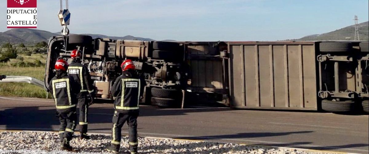 Vuelca un camión en Alcalà de Xivert con 200 cerdos y accidente en Alcossebre