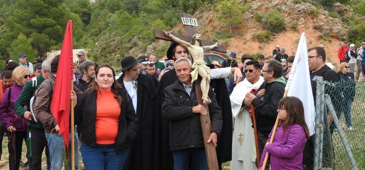 Más de 700 personas recorrieron a pie los 27 kilómetros que separan Vallibona de Pena-roja, rememorando la ancestral leyenda