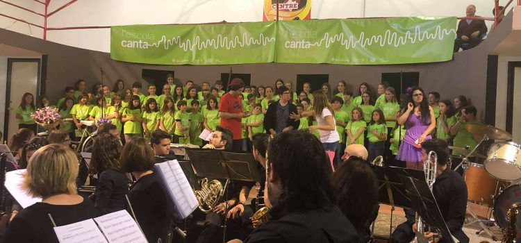 Els xiquets i xiquetes de Tírig delecten al públic en L’Escola Canta a Catí i Tírig