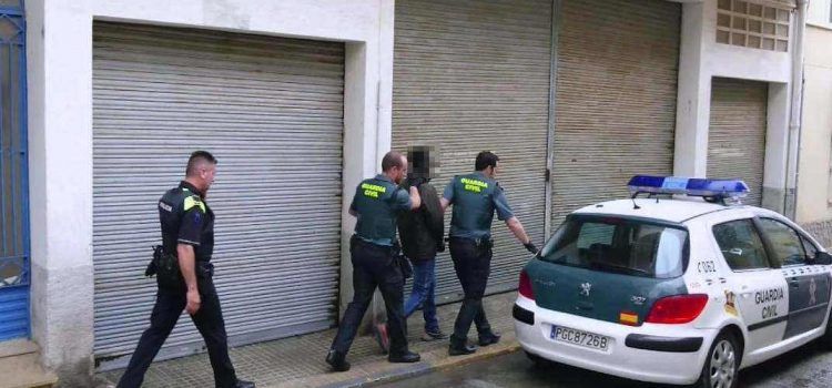 Un detenido en Sant Carles tras desmantelarse un punto de venta de cocaína