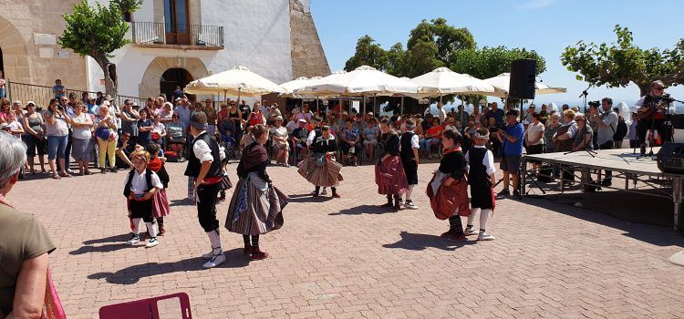 Les Camaraes ballen per a la patrona