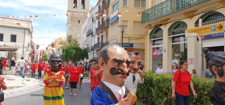 Vinaròs celebra el 75 aniversario de sus primeros nanos i gegants
