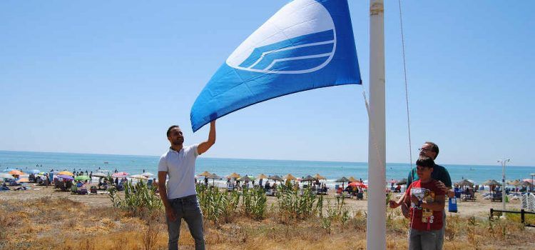 Alcossebre hissa les seus cinc banderes blaves a platges i Sender Litoral