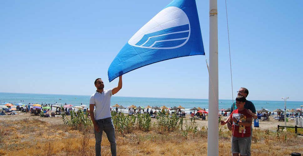 Alcossebre hissa les seus cinc banderes blaves a platges i Sender Litoral
