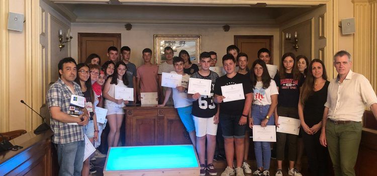 Alumnes de l’Institut de Tecnificació d’Amposta creen una taula de llum per als infants de La Sequieta