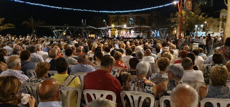 Cantada d’havaneres a la vora de la mar