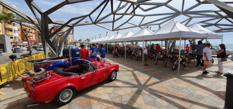 Els cotxes i motos antics s’exhibeixen al passeig de Vinaròs
