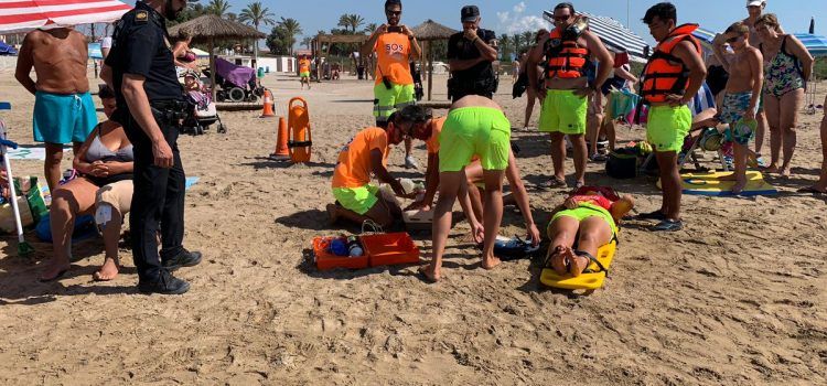Simulacre de salvament a la platja del Fortí de Vinaròs