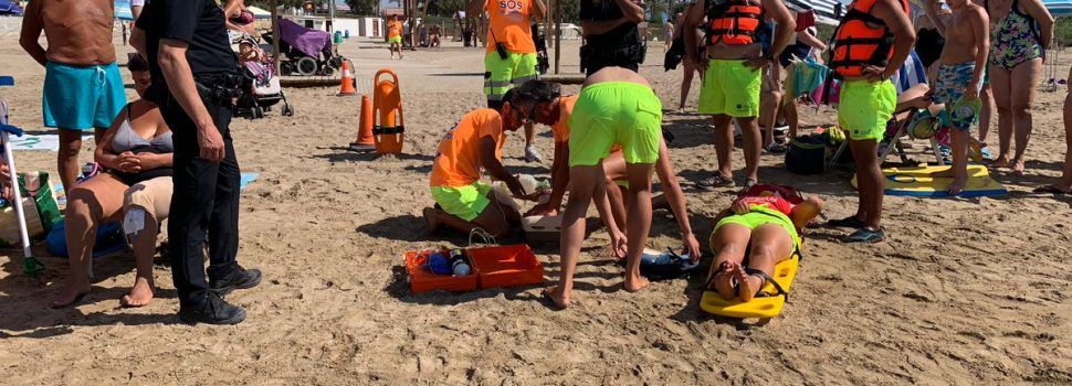 Simulacre de salvament a la platja del Fortí de Vinaròs