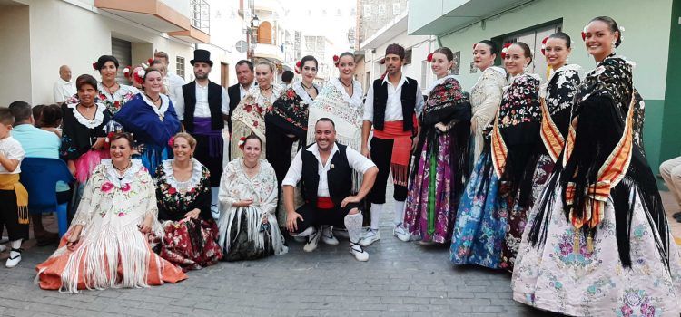 El folklore de Sant Jordi conquista veïns i visitants