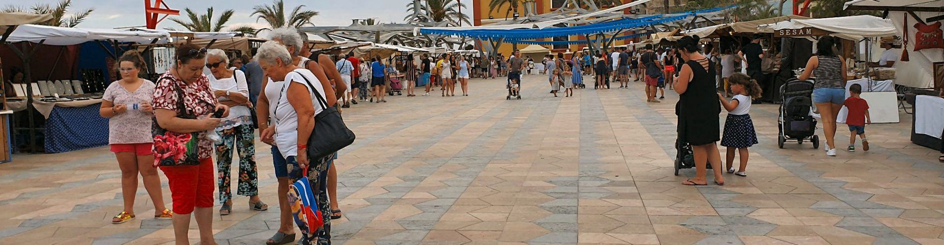 El passeig de Vinaròs acull una nova fira d’Artesania i Disseny