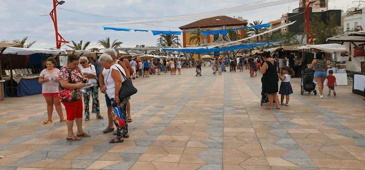 El passeig de Vinaròs acull una nova fira d’Artesania i Disseny