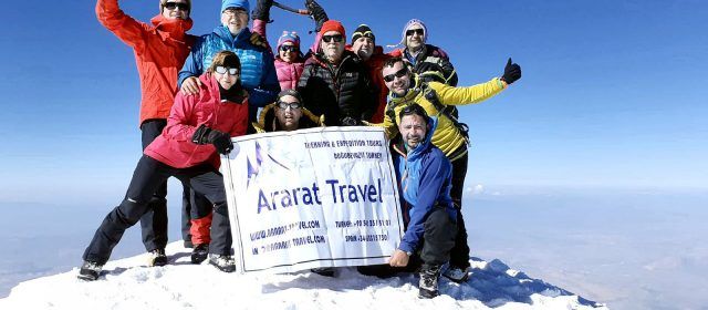 Dos alpinistas de Vinaròs y Xert coronan la cima del Monte Ararat