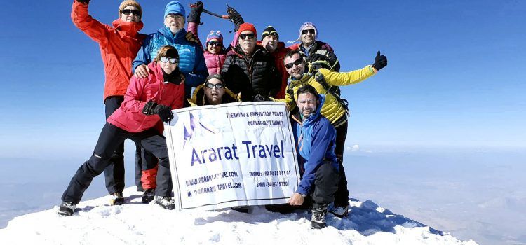 Dos alpinistas de Vinaròs y Xert coronan la cima del Monte Ararat