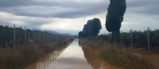 La pluja provoca incidències a la via pública i les platges de Vinaròs