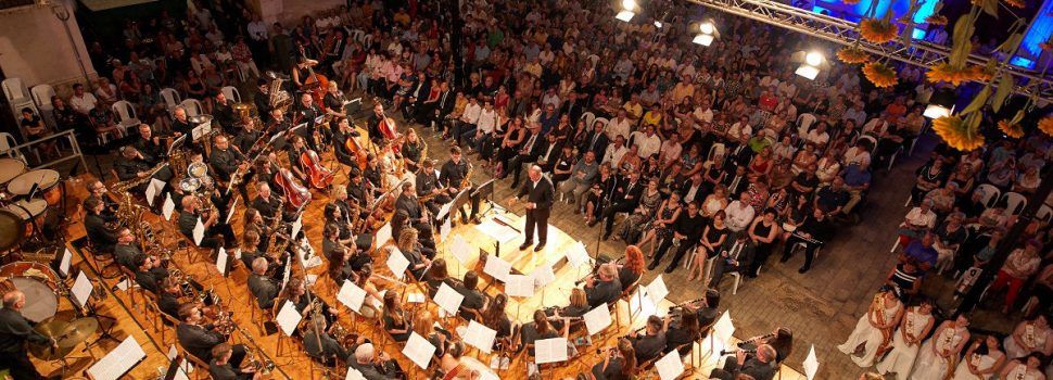 La música en directe reuneix milers de persones a les Festes Majors d’Amposta