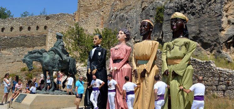 La visita dels Gegants al Castell de Morella engega la Setmana de la Joventut
