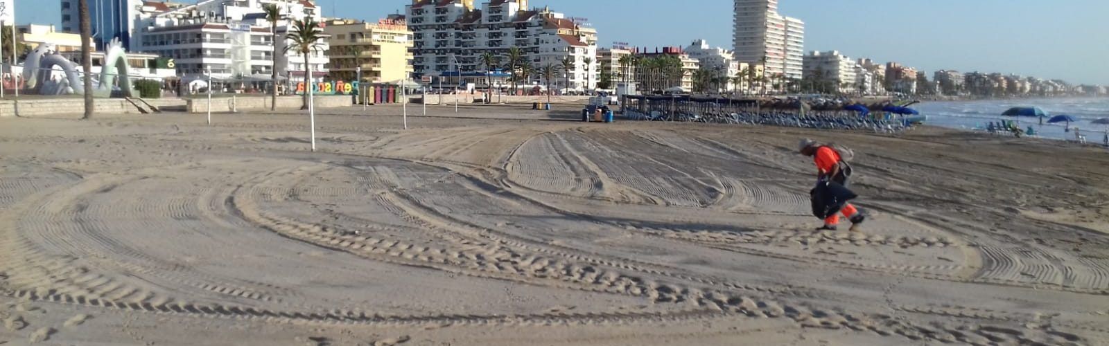 Els serveis municipals tornen la normalitat a la platja de Peníscola, rere el piromusical