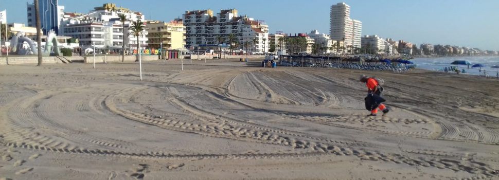 Els serveis municipals tornen la normalitat a la platja de Peníscola, rere el piromusical