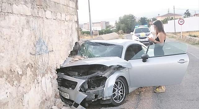 Se estampa con su coche contra una pared en Peñíscola