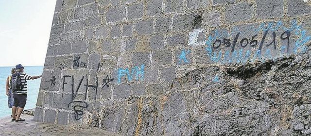 Peñíscola borrará en breve las pintadas de las murallas