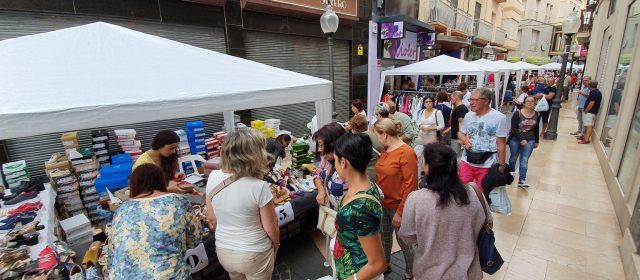 Les botigues de Vinaròs, obertes tot el dia al carrer