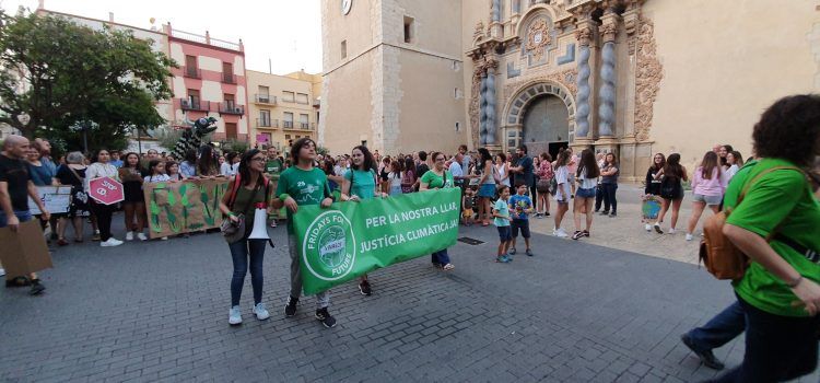 Una marxa molt concorreguda conclou la Setmana pel Clima a Vinaròs
