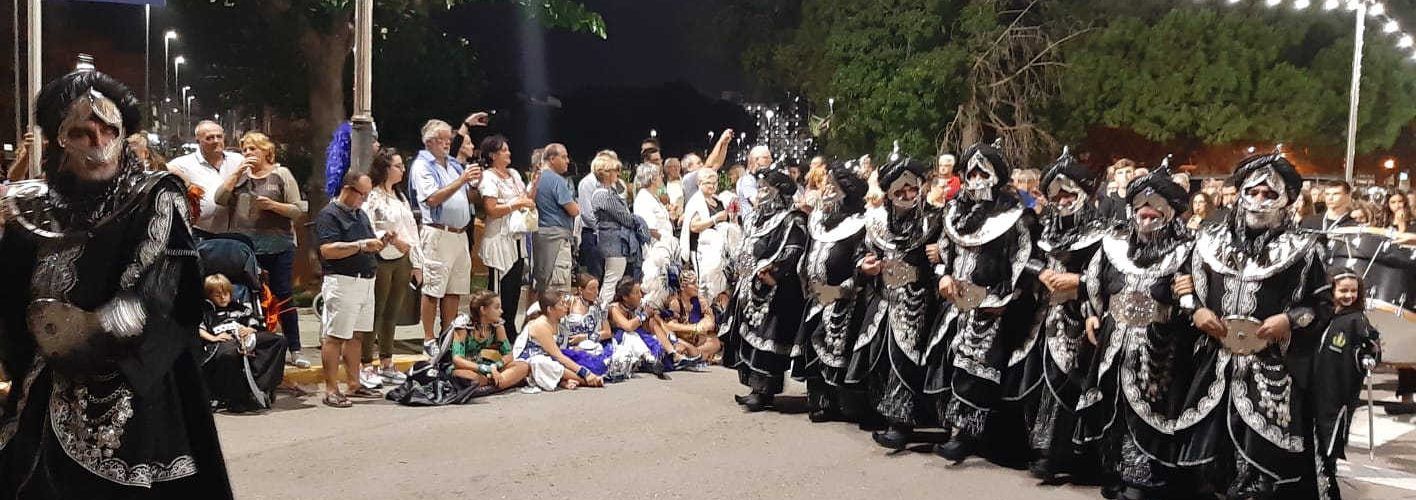 Segona desfilada de moros i cristians tancant les festes de Peníscola
