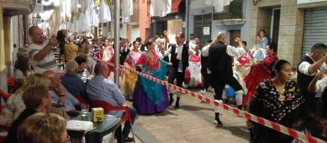Quasi tres-centes parelles en el ball de mantons d’Ulldecona
