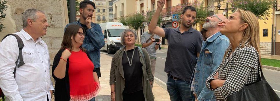 La diputada provincial de Cultura i els tècnics revisen les pintures externes de l’Arxiprestal de Vinaròs