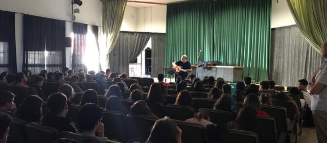El cantautor Pujadó a l’IES Joan Coromines de Benicarló