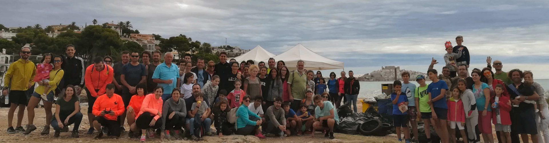 Un centenar de persones han participat en la Jornada de Neteja del Litoral a Peníscola