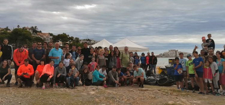 Un centenar de persones han participat en la Jornada de Neteja del Litoral a Peníscola